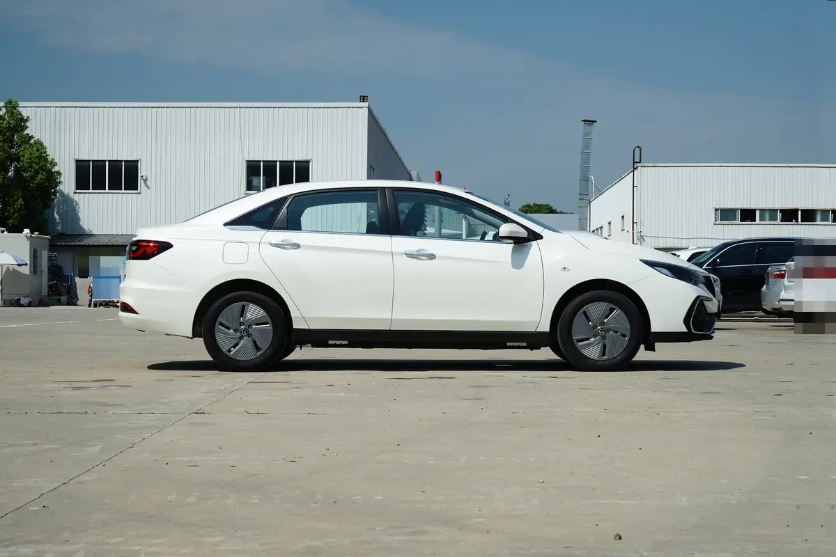 Dongfeng Venucia D60 — Side View